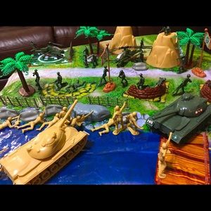 Ultimate Military Forces 100 PCs Toy